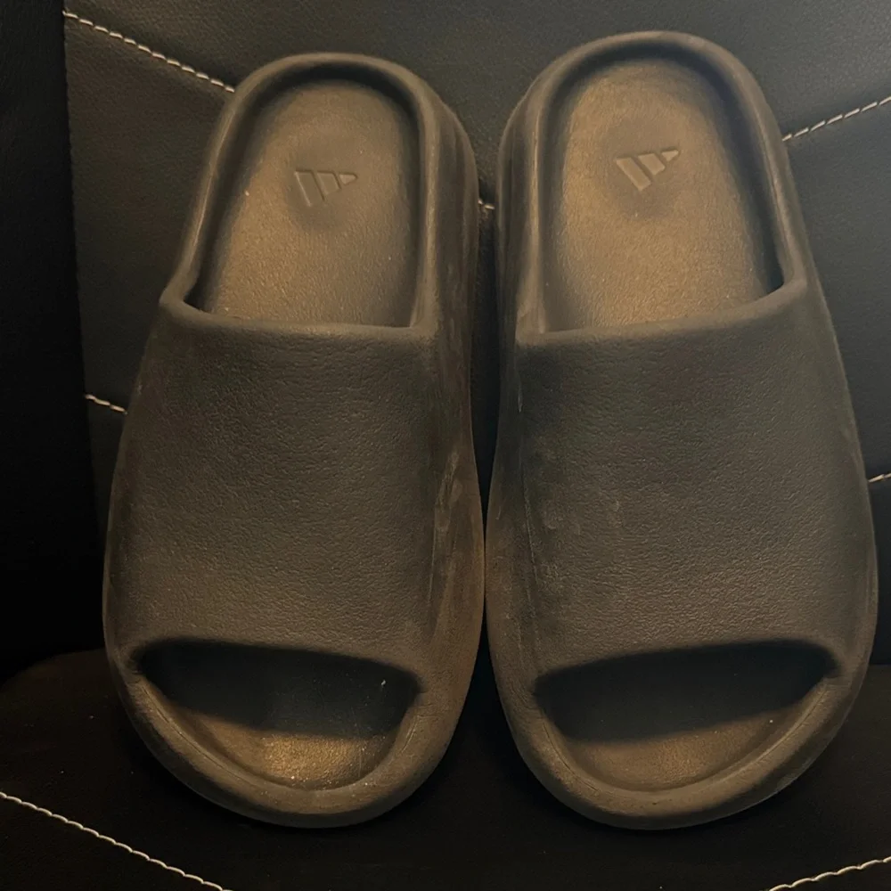 Adidas Yeezy Dark Grey Slides size 4 Youth - Picture 2 of 5